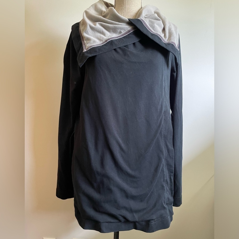 LULULEMON - size 10 wrap , with large snap closure